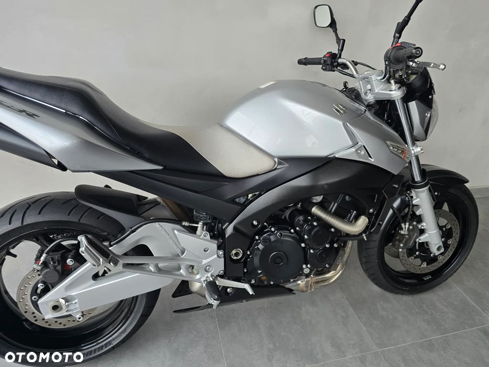 Suzuki GSR - 33