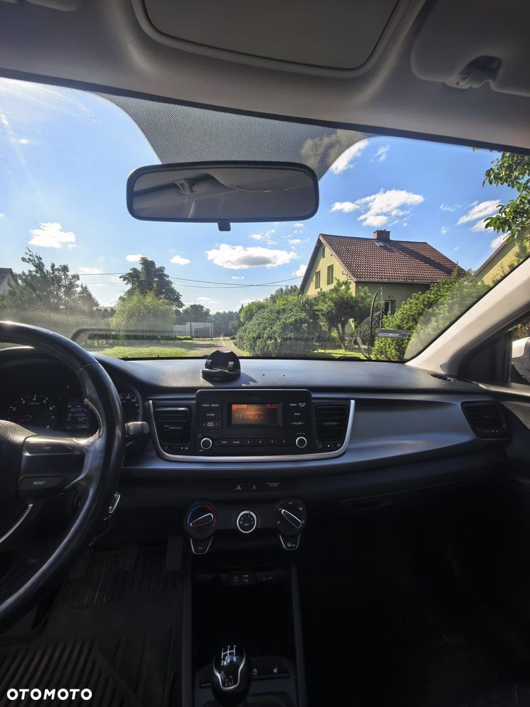 Kia Rio 1.2 L - 12