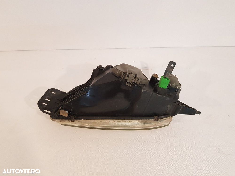 Far dreapta Ford Fiesta dupa 1997 - 7
