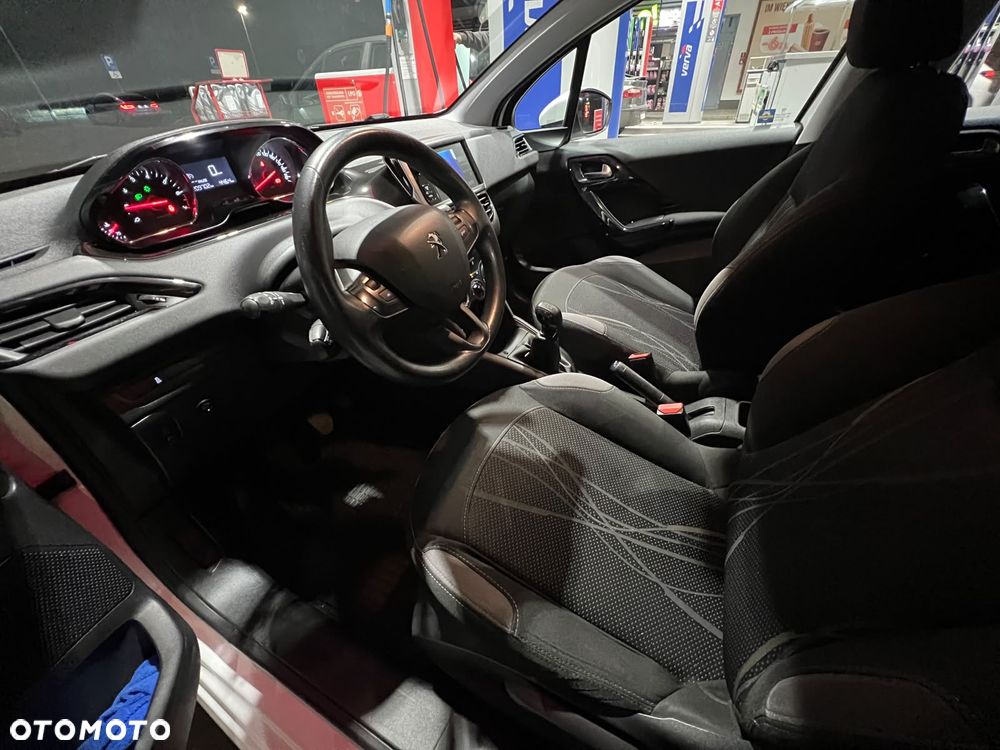 Peugeot 208 2014 photo 2