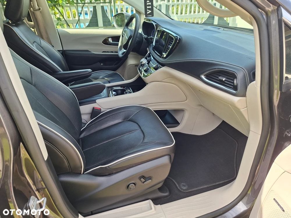 Chrysler Pacifica - 11
