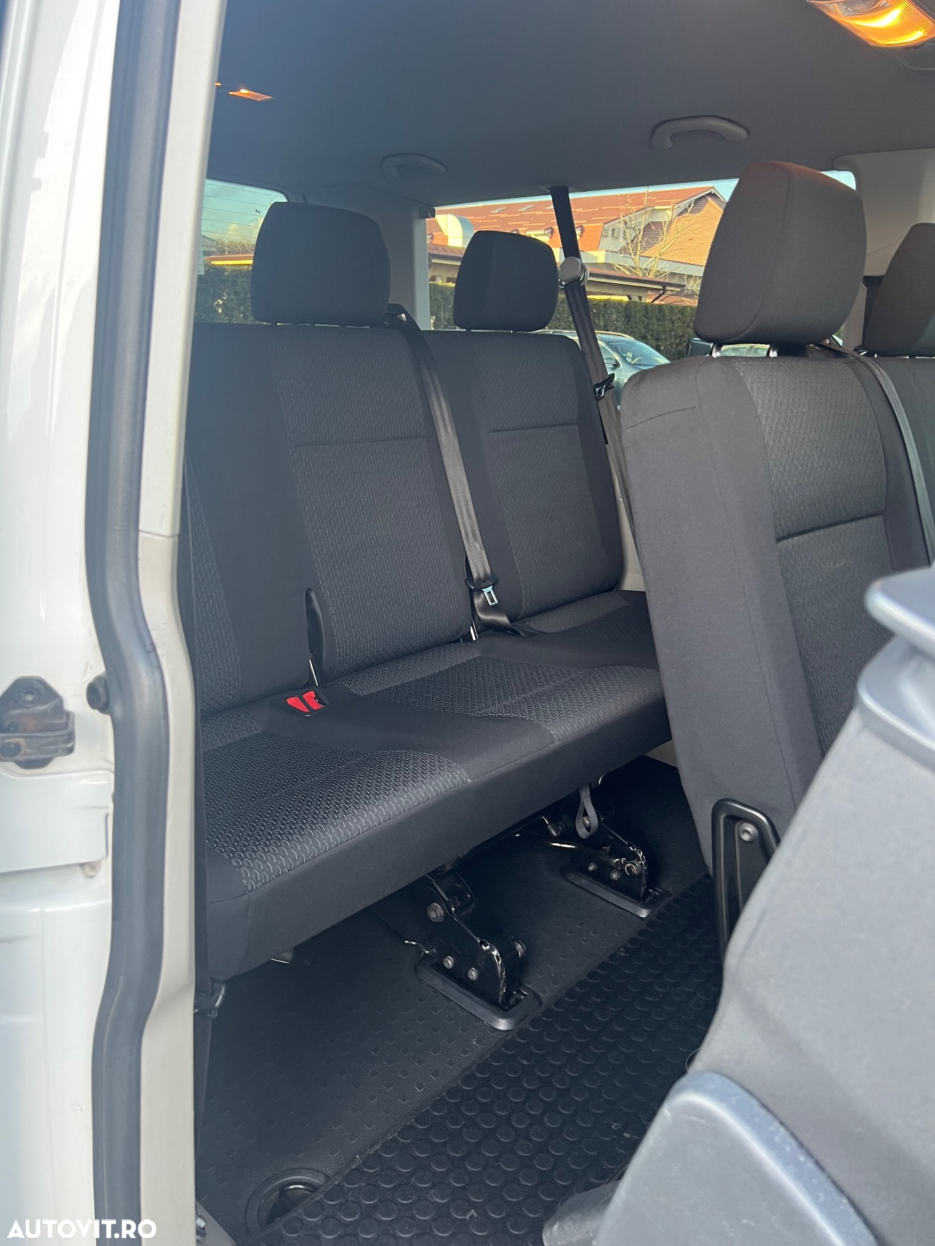 Volkswagen Caravelle - 10