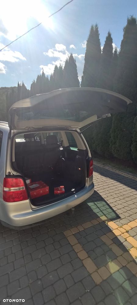 Volkswagen Touran 1.9 TDI Highline - 9
