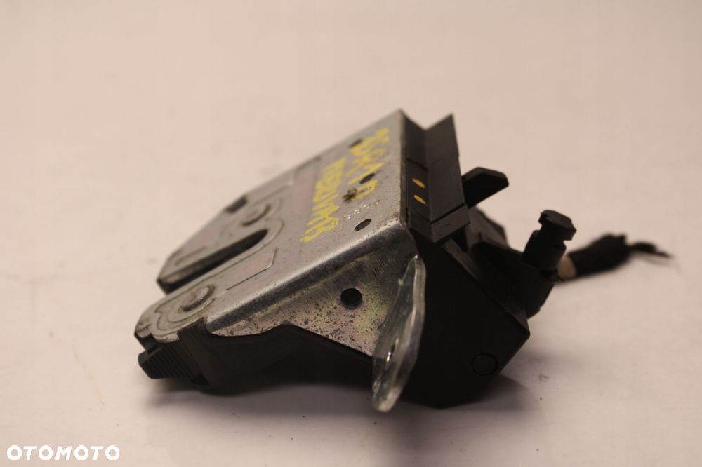 opel meriva b 10r- zamek klapy bagażnika tył tylny 13317445 - 2
