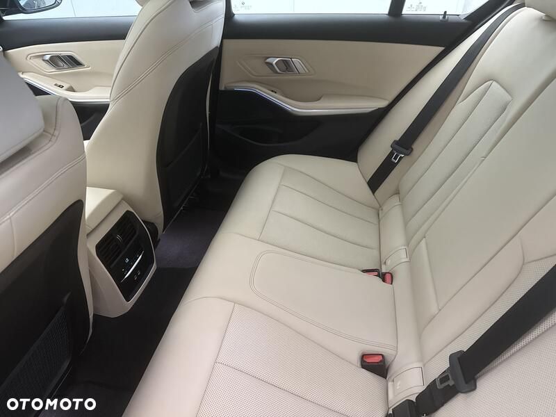 BMW Seria 3 320i - 22