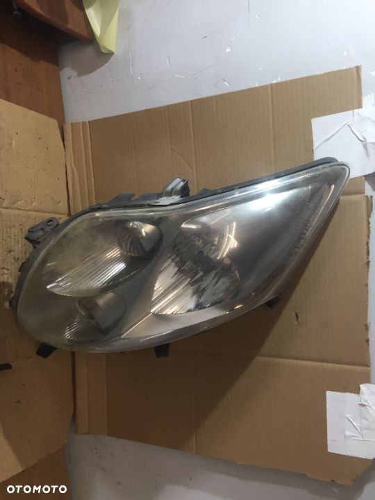 # TOYOTA AURIS I LAMPA PRZÓD PRZEDNIA LEWA USZKODZONE GÓRNE MOCOWANIE - 1