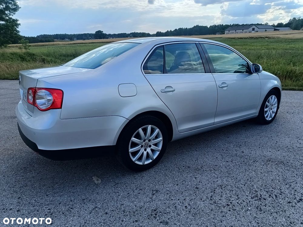 Volkswagen Jetta 1.6 TDI DPF Highline - 4
