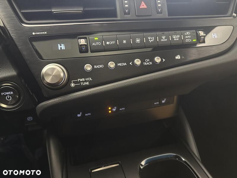 Lexus ES 300h Business Edition - 16