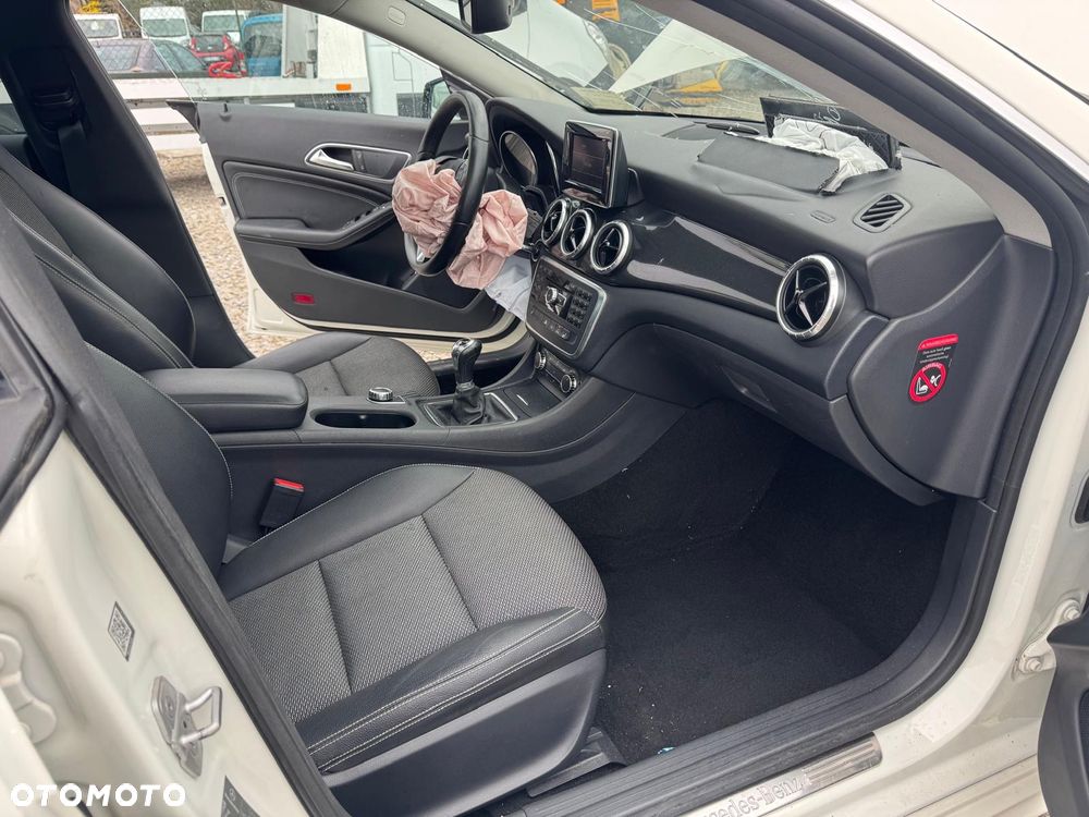 Mercedes-Benz CLA 180 AMG Line - 10