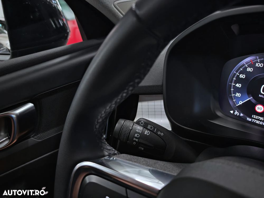 Volvo XC 40 T3 Momentum Pro - 26