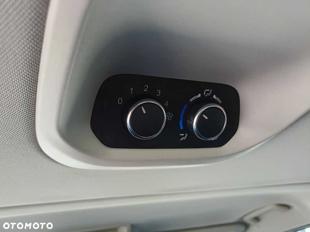 Ford Tourneo Custom - 25