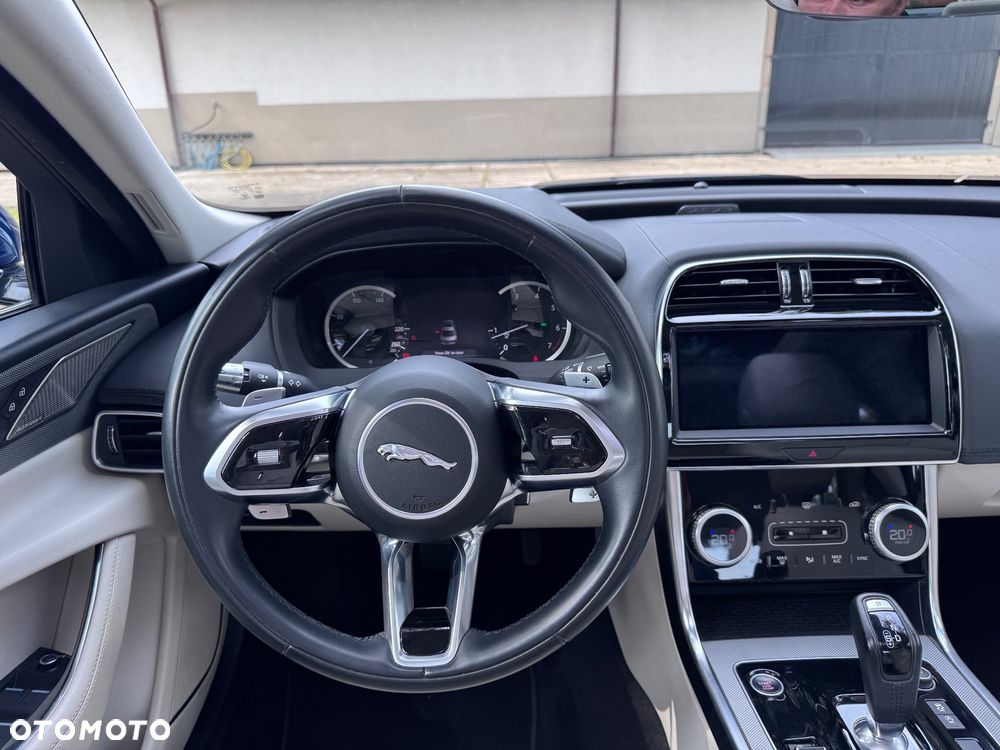 Jaguar XE 2.0 P250 SE - 34