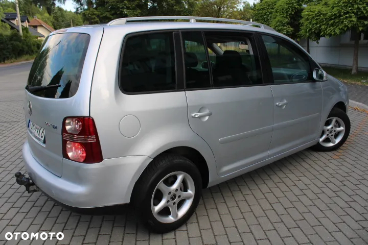 Volkswagen Touran 2.0 TDI Highline DSG - 2
