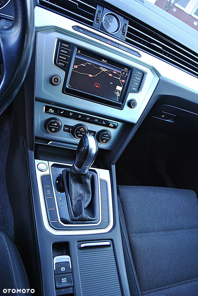 Volkswagen Passat 2.0 TDI SCR DSG Comfortline - 20