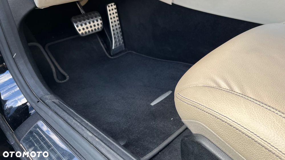 Mercedes-Benz SLC 300 9G-TRONIC RedArt Edition - 25