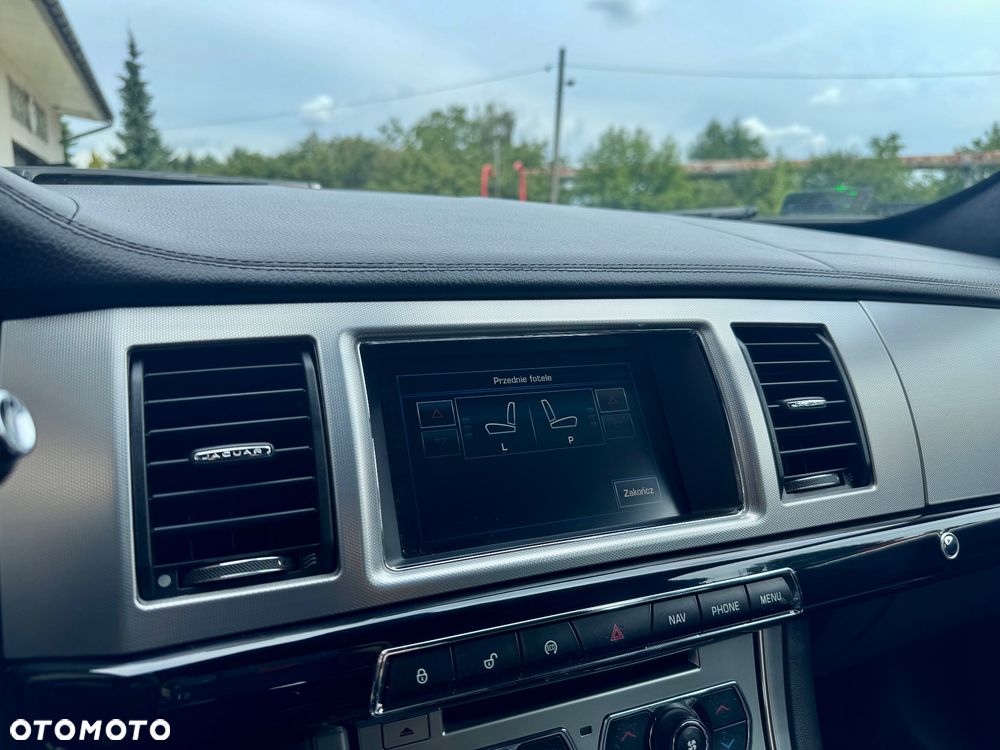 Jaguar XF 2.2 D R-Sport - 33