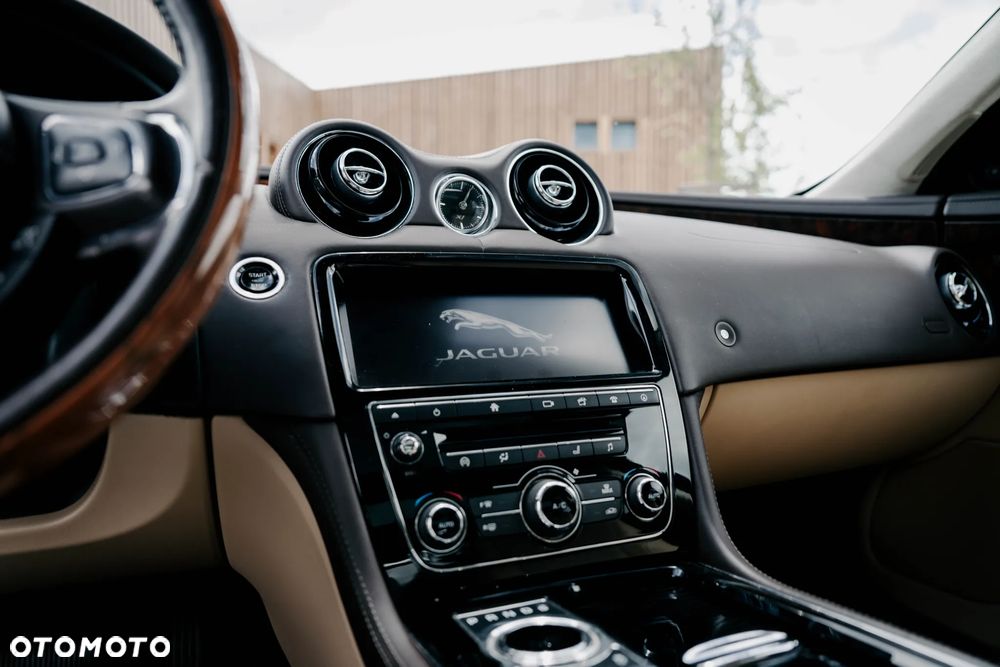 Jaguar XJ 3.0 T LWB AWD Portfolio - 16