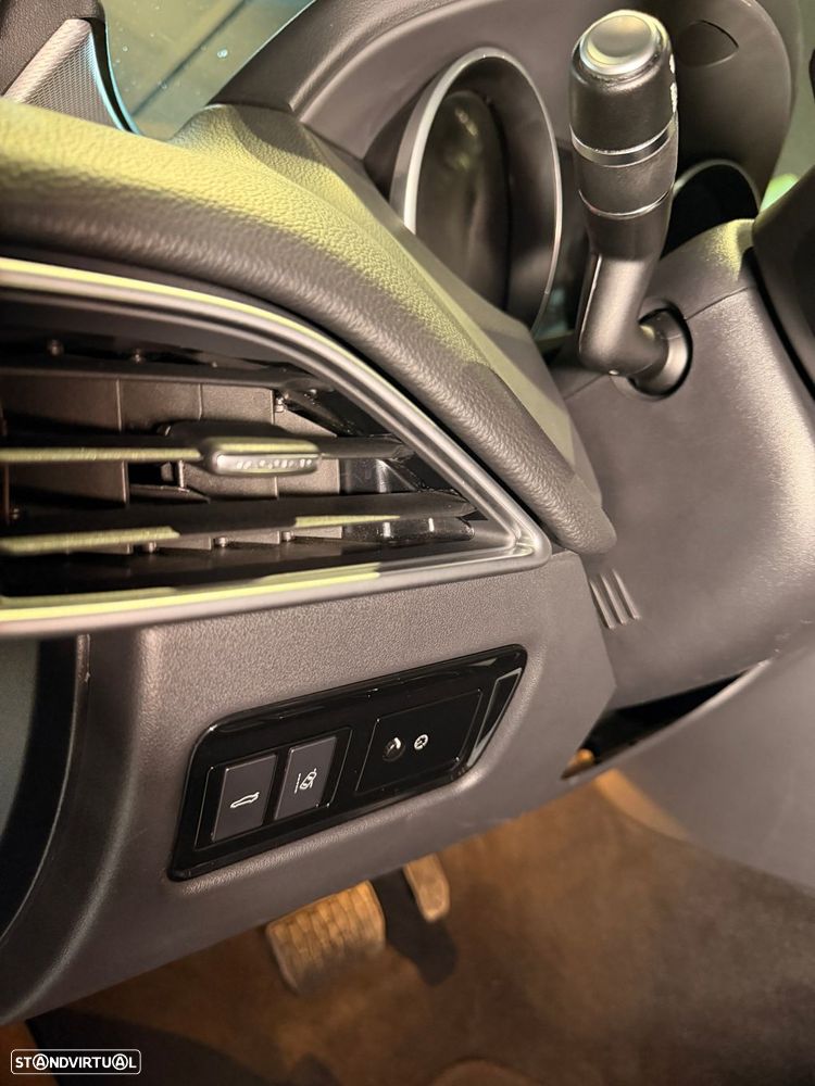 Jaguar XE 2.0 D R-Dynamic S - 42