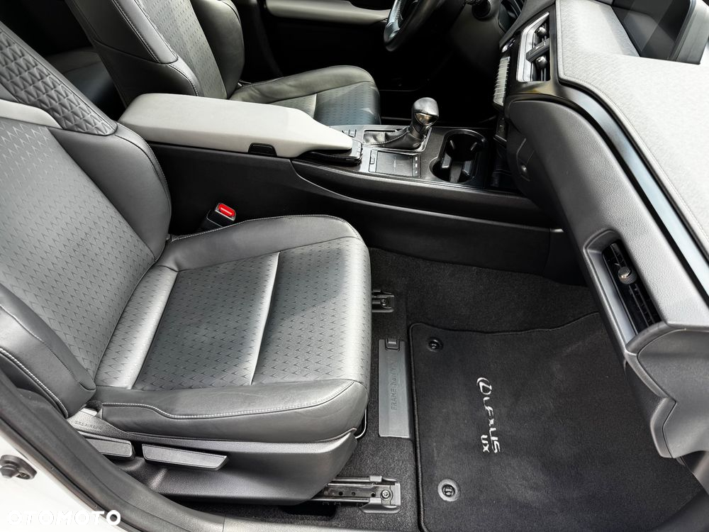 Lexus UX - 13