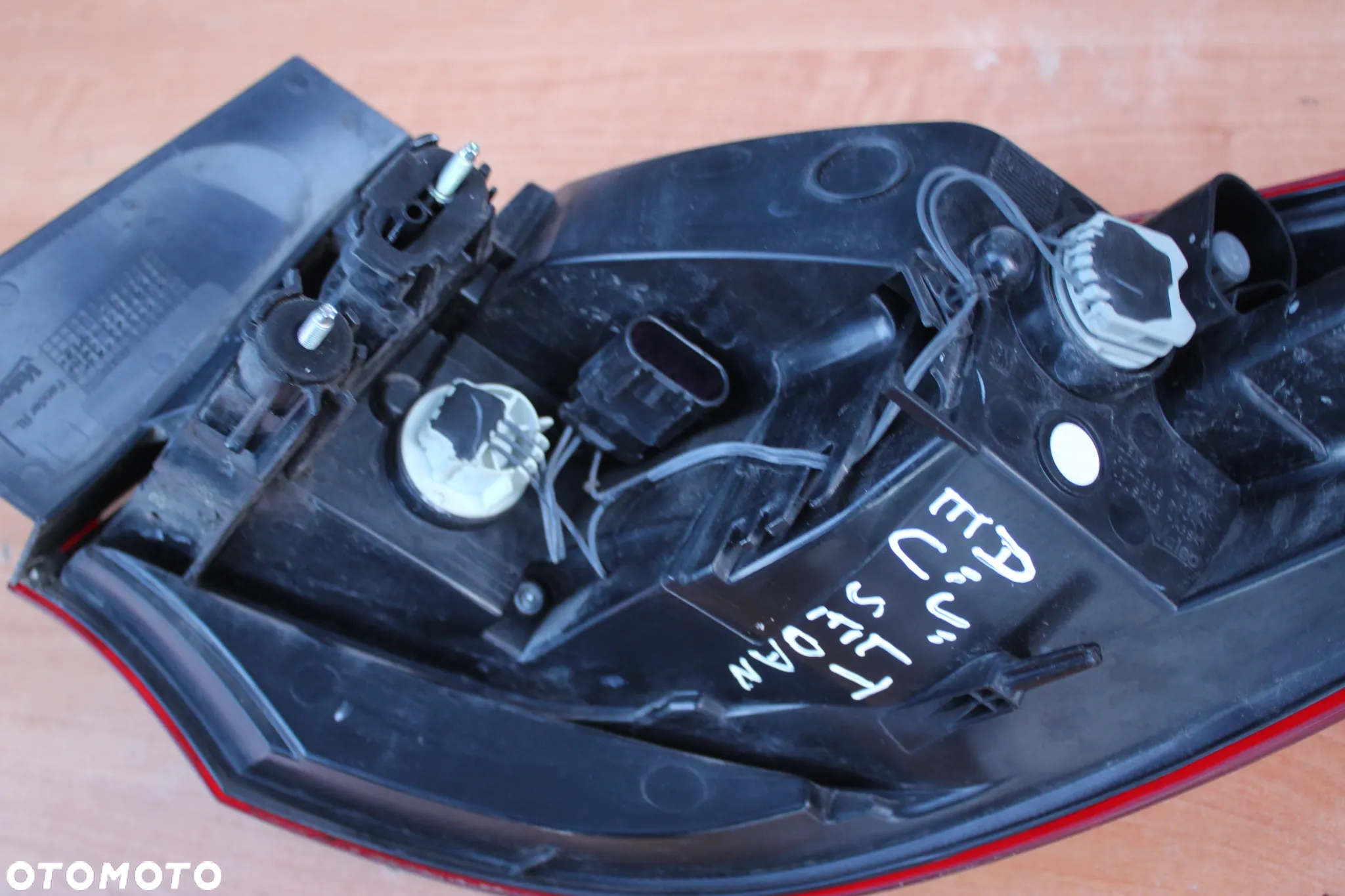 LAMPA LEWA TYLNA LEWY TYŁ W BŁOTNIK OPEL ASTRA J SEDAN EUROPA ORYGINALNA 25870153 - 12