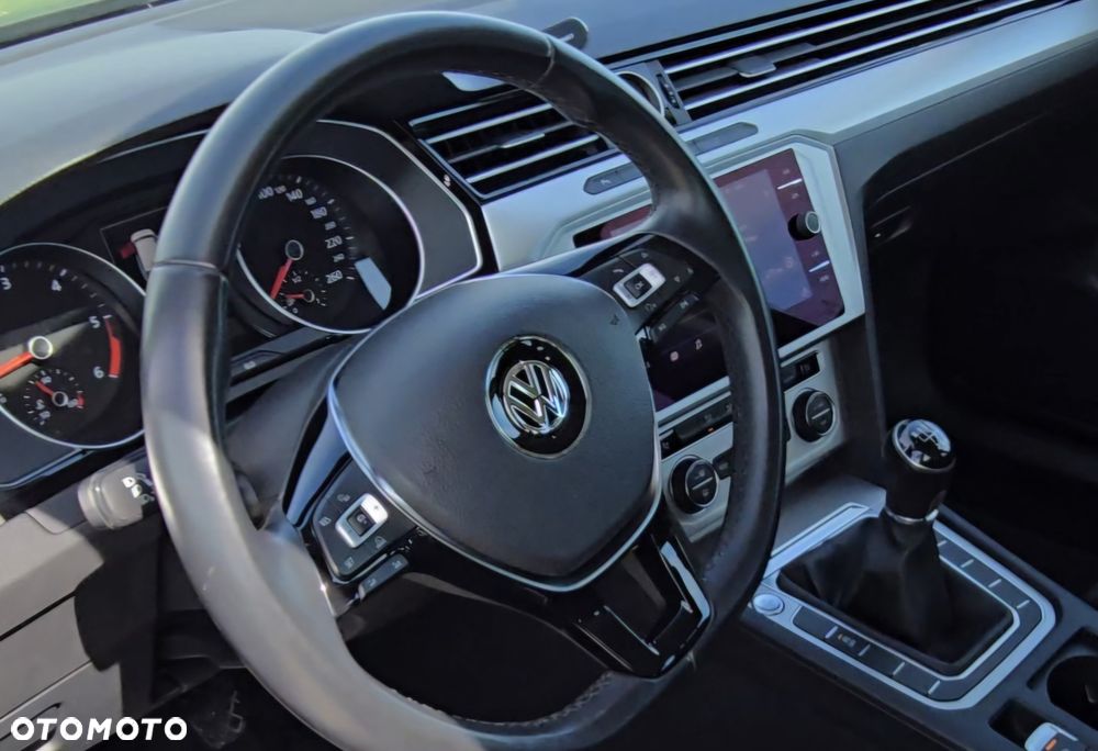 Volkswagen Passat - 4