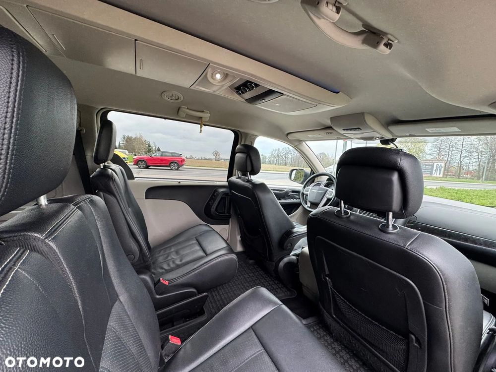 Chrysler Town & Country - 9