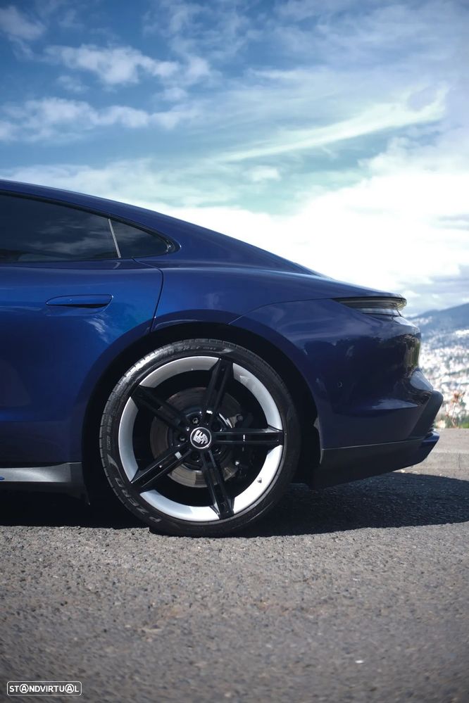Porsche Taycan Turbo - 16