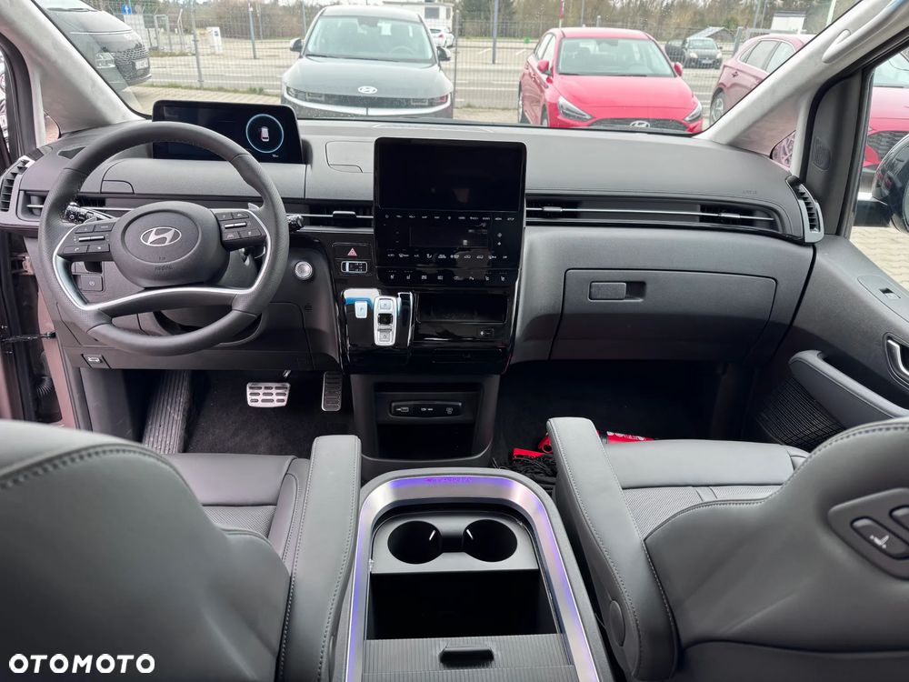 Hyundai Staria 1.6 T-GDI HEV Luxury - 25