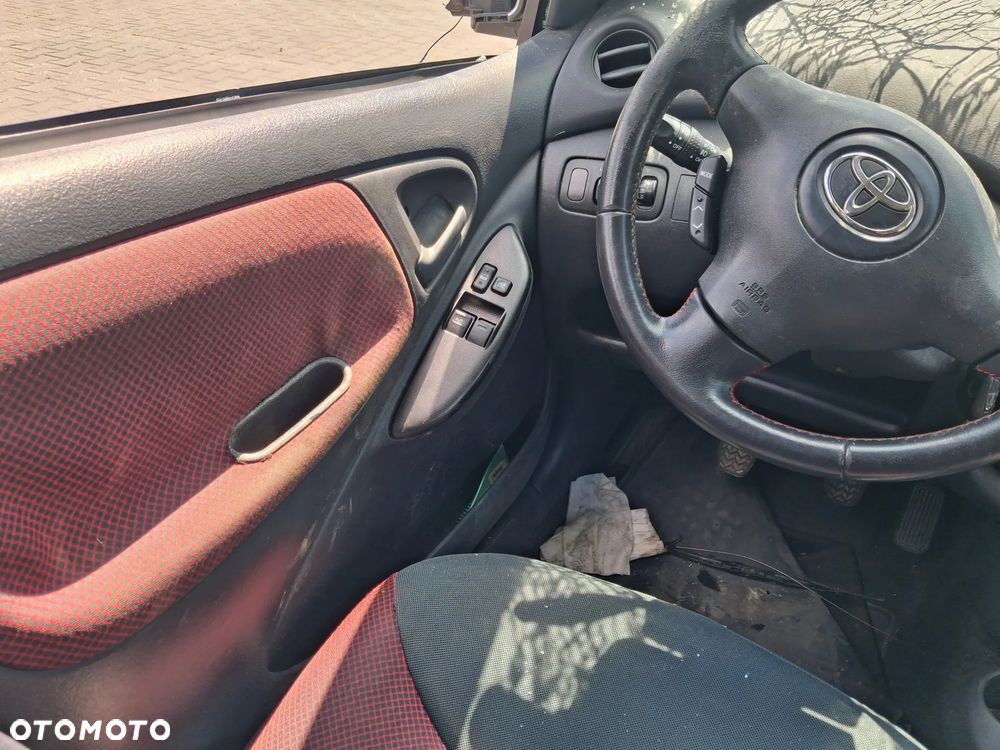 Toyota Yaris I 1 Lift silnik 1.4 Diesel D4D 90KM 1ND skrzynia biegów C153 drzwi maska zderzak błotnik lusterko 1DZ Grey Metallic Mercury lampa alternator rozrusznik czujnik regulator panel sterownik moduł mechanizm przewód wąż pompa maglownica zwrotnica wahacz mcperson amortyzator belka sanki tłumik wydech listwa osłona kokpit podsufitka podszybie boczek fotel fotele lewarek wybierak linka zbiorniczek kolektor stacyjka kierownica klamka zamek zacisk hamulcowy czujnik doładowania przepustnica przepływomierz półoś blenda klamka światło lampa hak holowniczy odpinany sprężarka filtr włącznik przełącznik manetki przewód rura felgi felga koło wiązka elektryczna NA CZĘŚCI WSZYSTKIE CZĘŚCI - 8