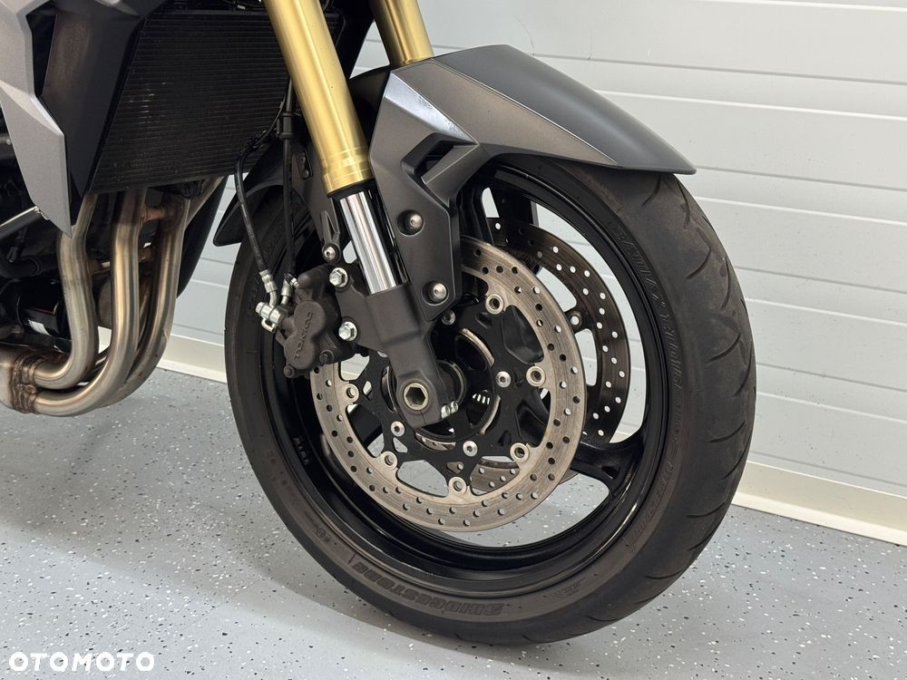 Suzuki GSR - 12