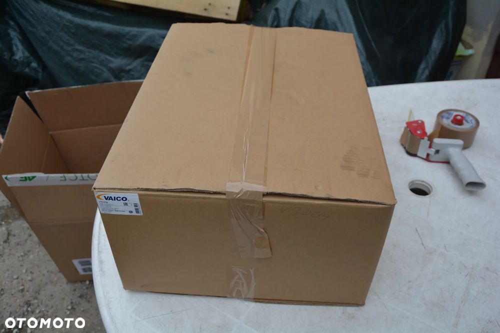 VW / Skoda / Seat / Audi Pokrywa obudowy filtra powietrza VAICO V10-4739 - 3