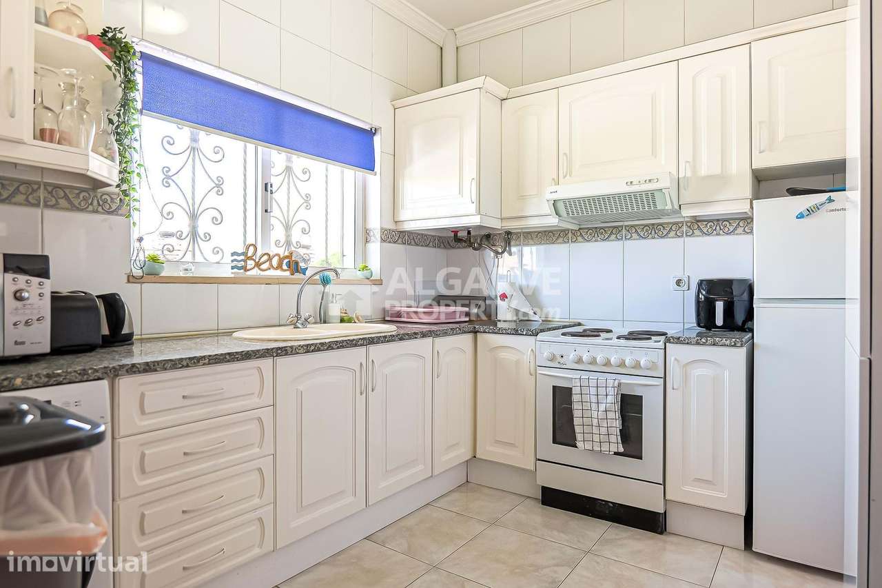 Bonito apartamento T1+1 perto da Praia da Galé e Golfe Salgados - Grande imagem: 4/16