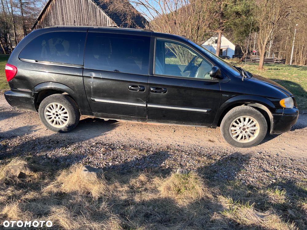 Chrysler Town & Country - 4