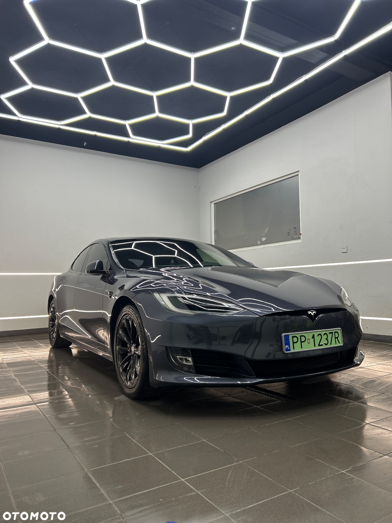 Tesla Model S - 3