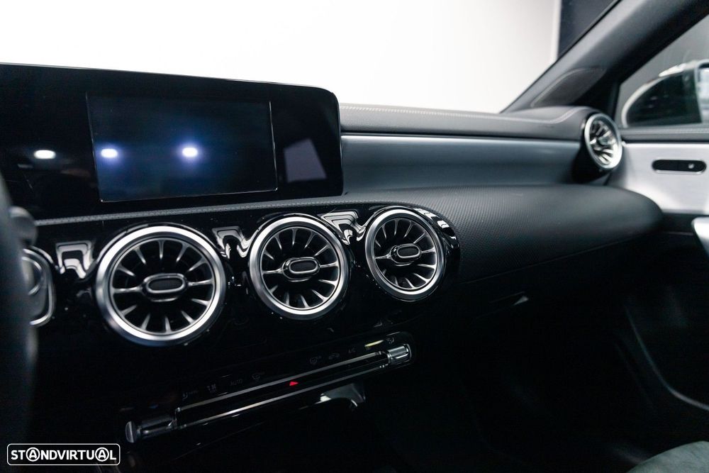 Mercedes-Benz A 250 Limousine e AMG Line - 34