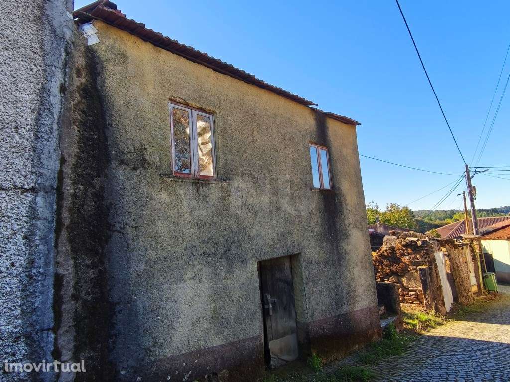 Ruina com terreno, no coração de aldeia tranquila e muito próxima d... - Grande imagem: 2/11