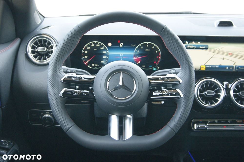 Mercedes-Benz GLA - 11