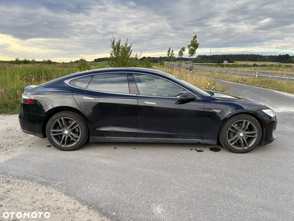 Tesla Model S 85 D - 8