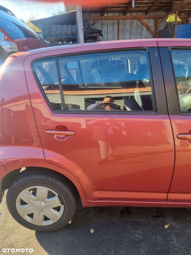 DAIHATSU SIRION II 05-08 2006 r. R43 DRZWI PRAWY TYŁ PRAWE TYLNE EU * - 1