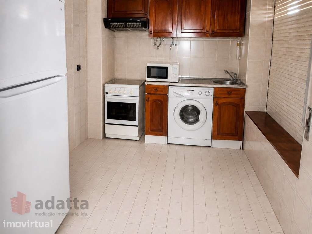 Apartamento T1 mobilado na Av. Dias da Silva [junto Faculdade de Ec... - Grande imagem: 2/9