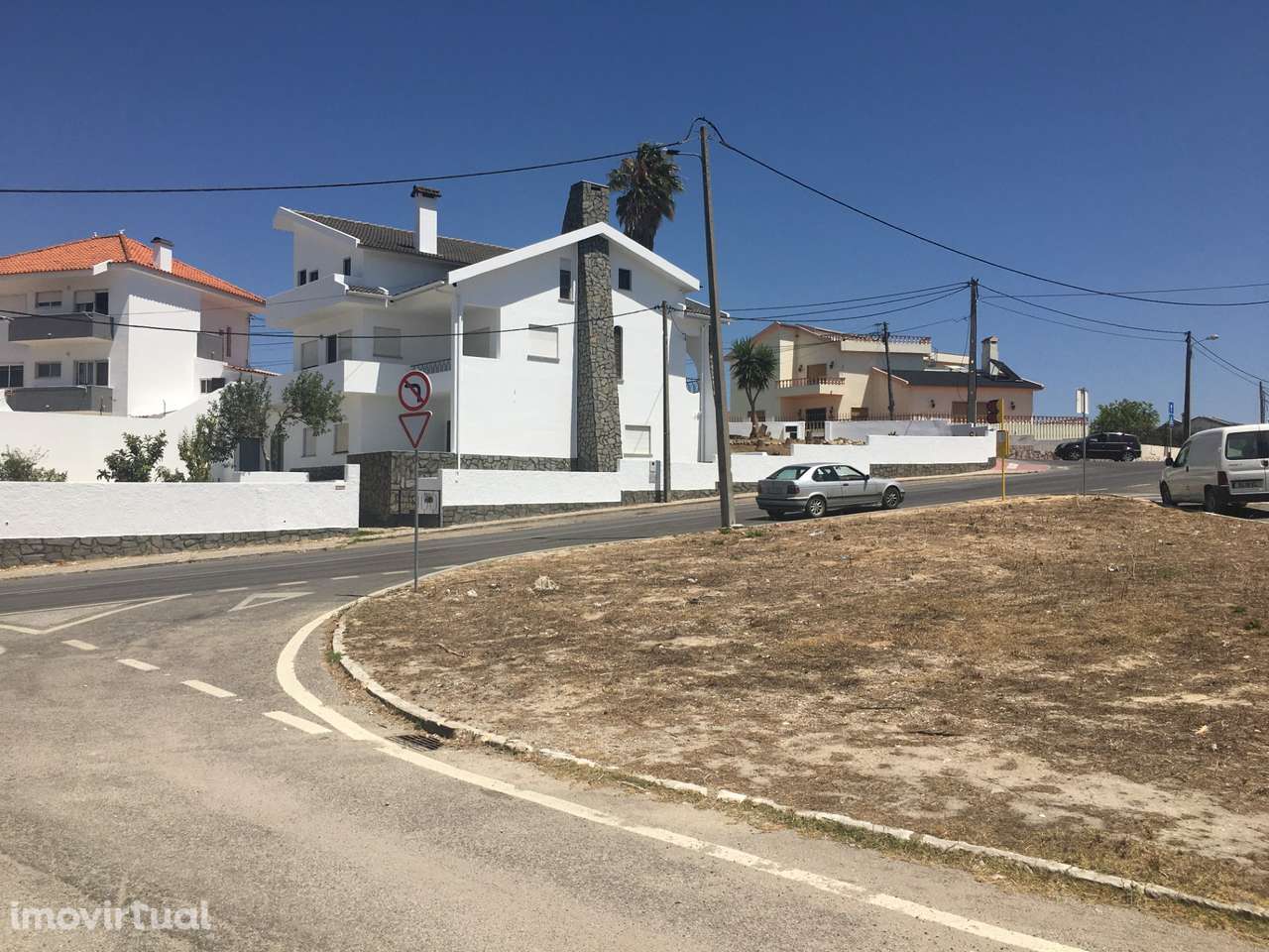 Moradia bi-familiar independente à venda na Charneca de Caparica. - Grande imagem: 2/29