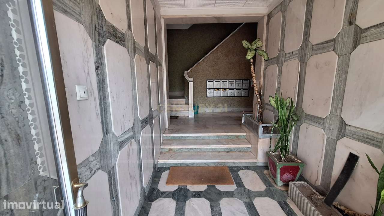 ARRENDA-SE APARTAMENTO T2 CORROIOS - ZONA CENTRO - Grande imagem: 2/13