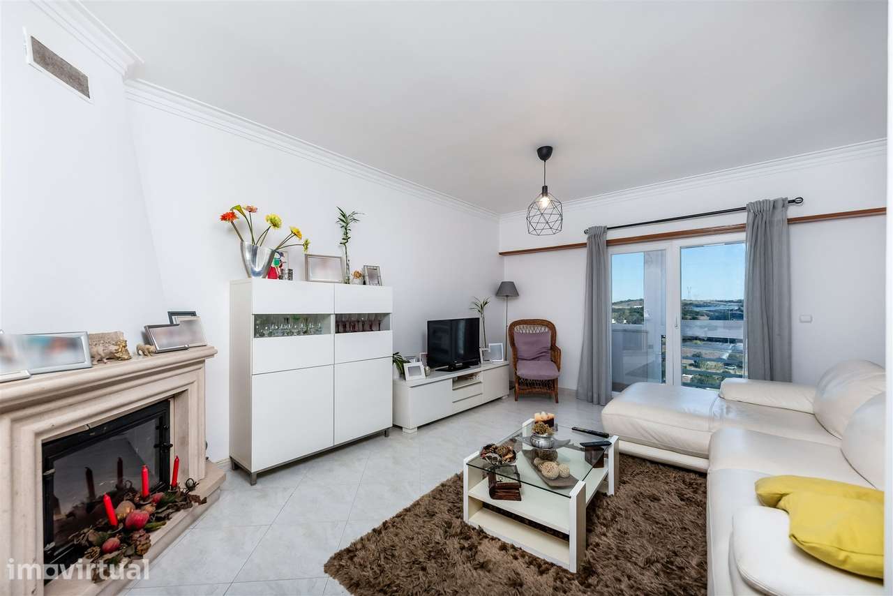 Apartamento T2 com Suite, Varandas, Lareira e Parqueamento – Belas - Grande imagem: 3/24
