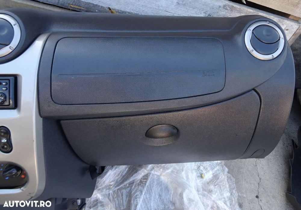 Plansa de bord Dacia Sandero Stepway din 2010 cu airbag volan si pasager - 5