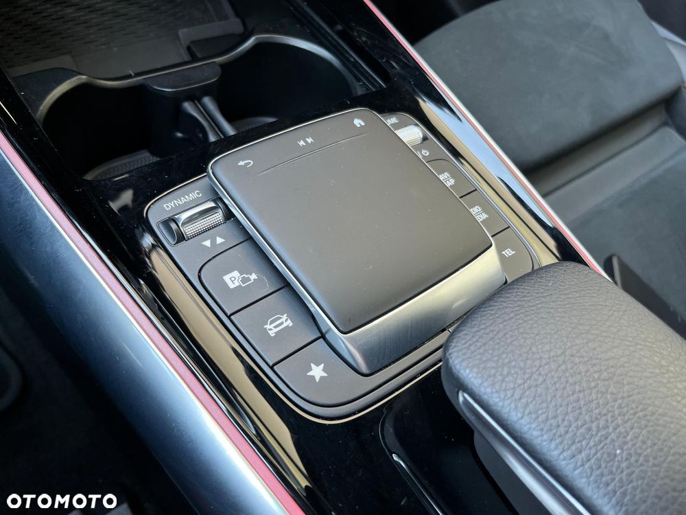 Mercedes-Benz EQA 300 66.5kWh 4-Matic AMG Line - 27
