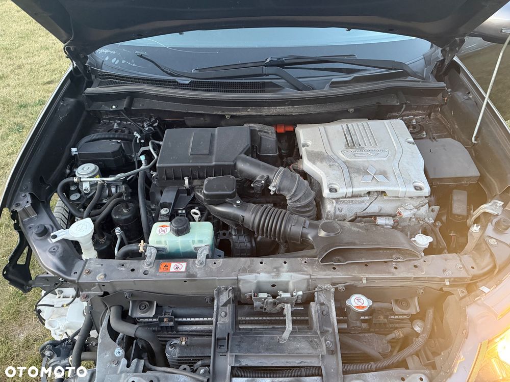 Mitsubishi Outlander Instyle NAVI + - 39
