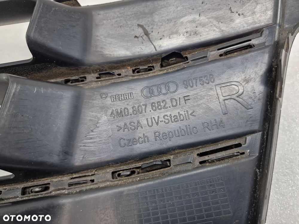 AUDI Q7 4M0 15- S-LINE PRAWA KRATKA BOCZNA ZDERZAKA PRZEDNIEGO PRZÓD , NR 4M0807682D/F , NR AUKCJI F/21 - 12