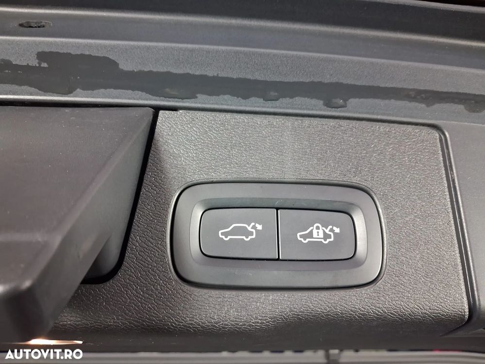 Volvo XC 60 B4 MHEV AT8 AWD Inscription - 33