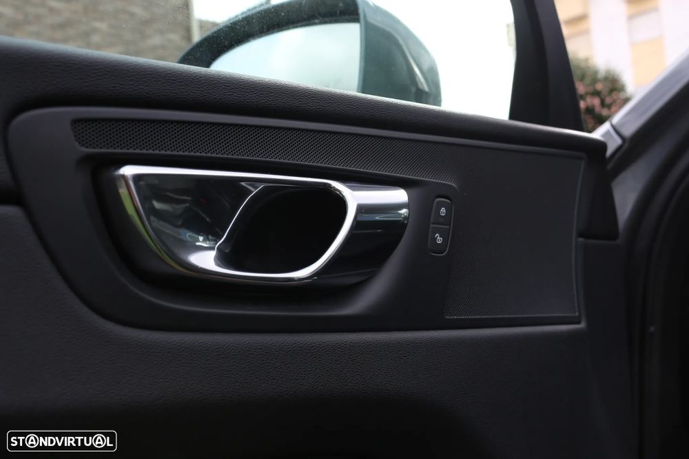 Volvo XC 60 2.0 D3 Momentum Plus - 25