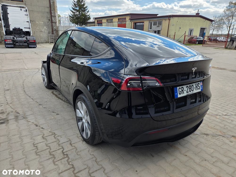 Tesla Model Y - 9
